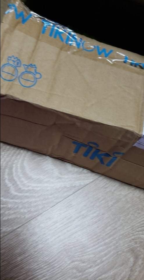 Vấn đề của tiki luôn luôn là phần đóng gói. Hộp bên ngoài thì méo mó, bên trong thì ko hề có miếng đệm mút nào cho 4 cuốn, quá tệ. Nhất là cuốn Xứ cát, gáy thì bẩn, bong cả gáy nhìn chán không tả nổi. Hy vọng tiki xem xét lại phần đóng gói.