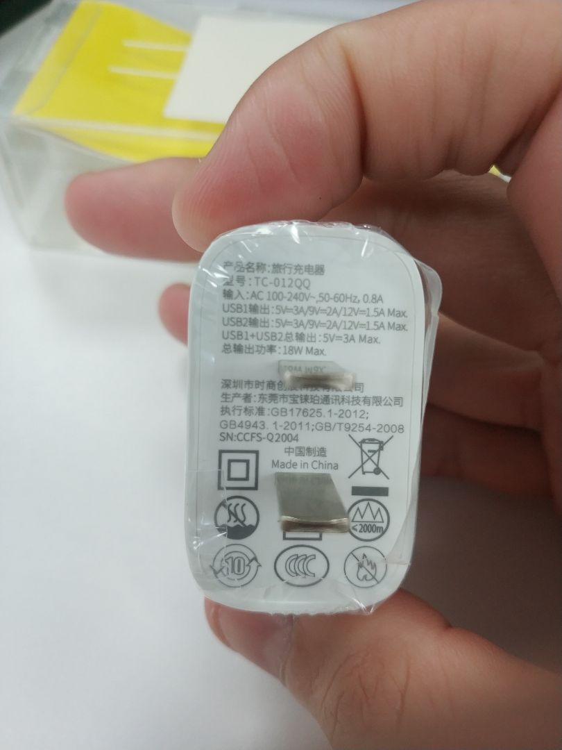 khá là ko hài lòng khi đặt hàng 1 kiểu mà shop giao 1 model khác hẳn. giá thì chẳng chênh nhau đâu nhưng công suất sạc con giao nhầm chỉ có 18w. máy mình cũng chỉ sạc tới 18w và mưa gió tội a shipper nên mình cũng nhận hàng luôn cho xong. tuy nhiên shop nên ktra lại cách lên đơn của mình .