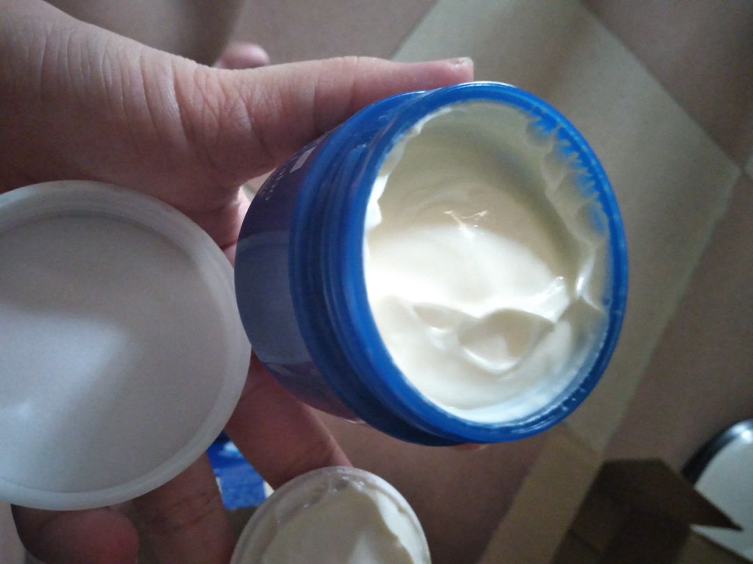 Chất kem mình thấy lướt trên da ko đc êm cho lắm, dù là da hhtd nhưng em này cấp ẩm ko đủ cho mình dùng trời nắng nóng có lẽ hợp hơn chứ mùa lạnh ko đủ đô, dù sao mình cũng mua dùng thử chắc sẽ ko mua lại. Trừ 2 sao vì Tiki giao hàng trễ 2 tháng nhé may là gói hàng còn nguyên vẹn :)