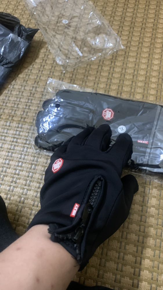 gang tay thiết kế đẹp, cảm ứng khá nhạy, đã kiểm tra chống nước nhưng không được như quảng cáo, mới đầu xả nước thấy khá là ok nhưng sau đó ngay lập tức bị ướt k phải nước qua chỗ kéo khoá nên mình nghĩ là đi mưa nhỏ thì cũng khá là ok