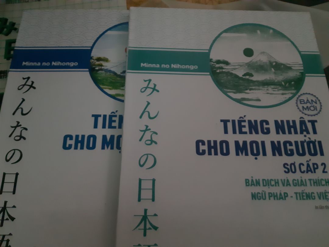 Giao hàng ok, gói hàng ổn, sách mới nhưng k vừa lòng về chữ in trong sách lắm, sách to mà chữ thì nhỏ mờ không như sách cũ minano nihongo I đã học. Giao hàng ok, gói hàng ổn, sách mới nhưng k vừa lòng về chữ in trong sách lắm, sách to mà chữ thì nhỏ mờ không như sách cũ minano nihongo I đã học.
