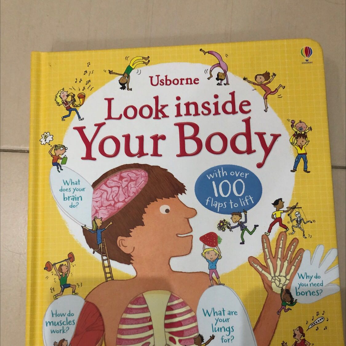 Sách dày đẹp, nội dung phong phú đáng yêu, lật mở nhiều nên các bé rất thích. Bé nhà mình 20 tháng đọc 1 vài vị trí, các bé lớn hơn khoảng 3-5 tuổi đọc hết sách sẽ cực thích :)
