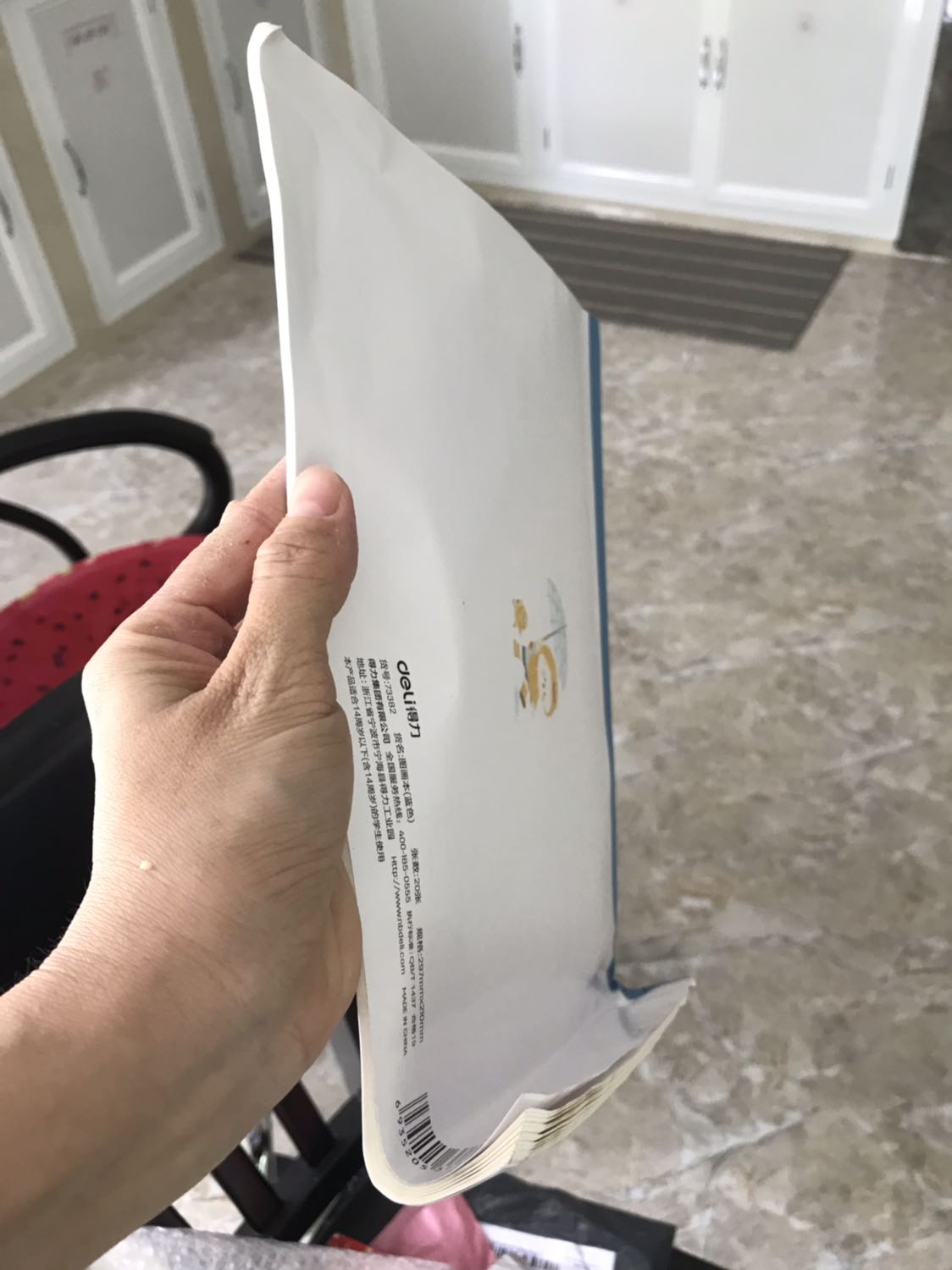 Mình cho shop 1 sao cho sp này. 
Mình đặt hộp màu 36 màu 75k. Shop giao nhầm hộp 24 màu. Đổi lại đến lần 2 vẫn nhầm hộp 24 màu. Trong khi mình có chat với shop rõ ràng. Lần 3 thì tiki làm việc với shop, giải quyết cho mình đổi lần nữa mà mình thấy mất công quá nên thôi. Chưa hết, sp tặng kèm mình đóng gói cùng hàng đổi, mà khi giao lại cho mình shop đóng gói gập lại gãy 2/3 cuốn vở vẽ luôn, hộp màu thì khui rồi nữa chứ.
Mình mua sp của Deli rồi và tiếp tục ủng hộ mà đợt này shop tèo quá shop ơi.