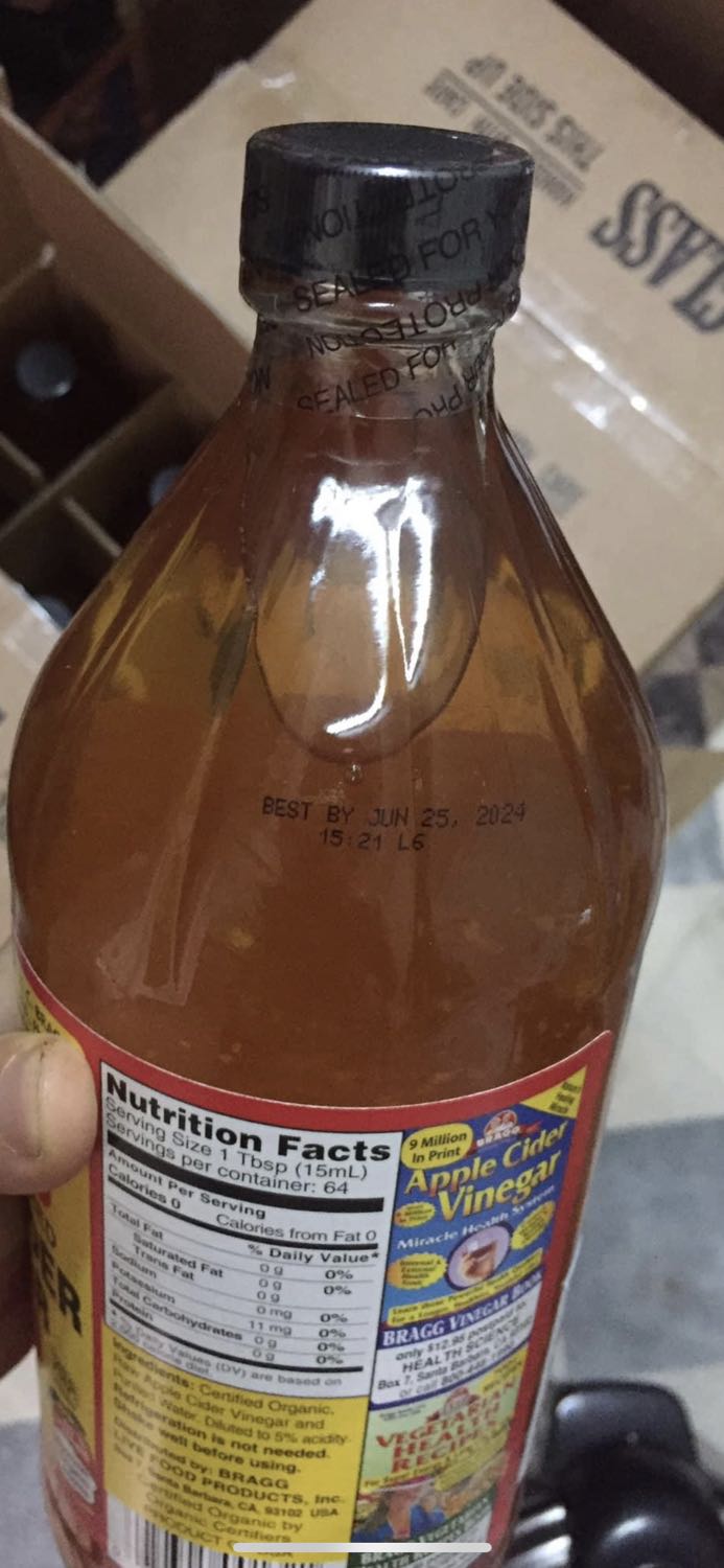 mình mua dấm táo rất nhiều lần.đây là lần đầu mua của shop. so với các chai cũ thì chai của sh hình dáng to hơn, nắp trơn bóng còn những chai khác mình mua nắp lì ko bóng, chai bên sh này là cặn những chai khác có con giống, date in của sh này cũng ko giống những chai cũ mình mua, in mờ nhạt có cả ngày tháng năm bằng số, trong khi các chai khác tháng bằng chữ chỉ có năm và ngày năm bằng số thôi.hoang mang quá.mình sẽ oder thêm 1 chai của shop khác nữa xem như thế nào. mong có phản hồi của sh