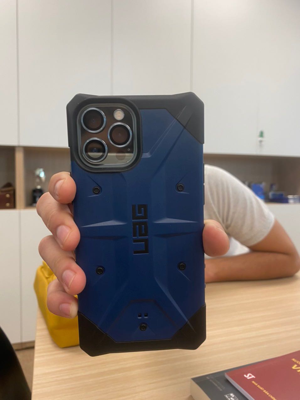 Hàng đẹp, chắc chắn. Có bộ vệ sinh đầy đủ trước khi dán.