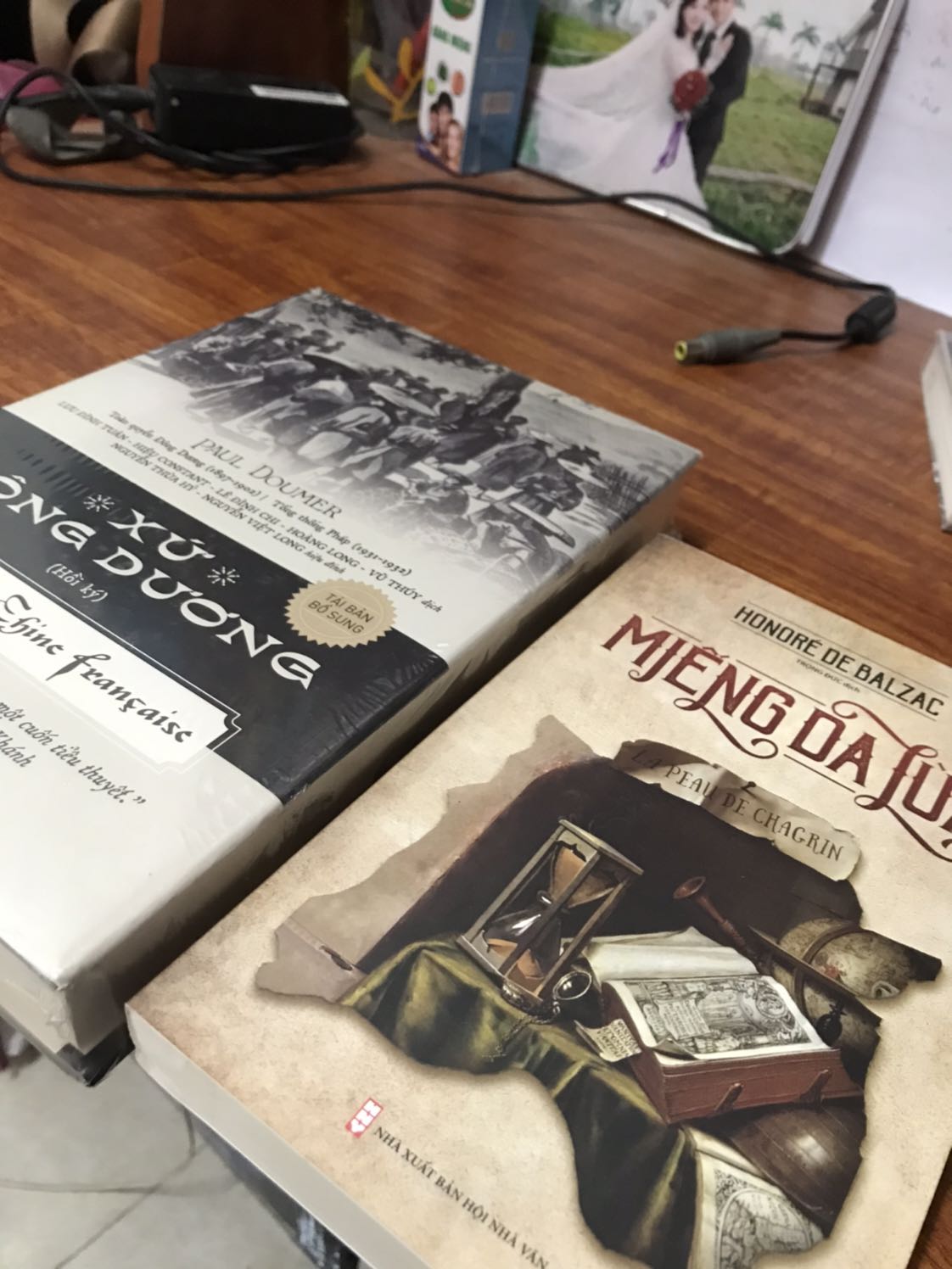 Cuốn xứ Đông Dương còn nguyên màng bọc. 
Cuốn Miếng Đã *** bị rách góc chút
Giao hàng hơi lâu có lẽ do dịch COVID-19 nên 9 ngày mới nhận được hàng. 
Mong Tiki bọc sách cẩn thận hơn khi giao cho bên giao hàng.