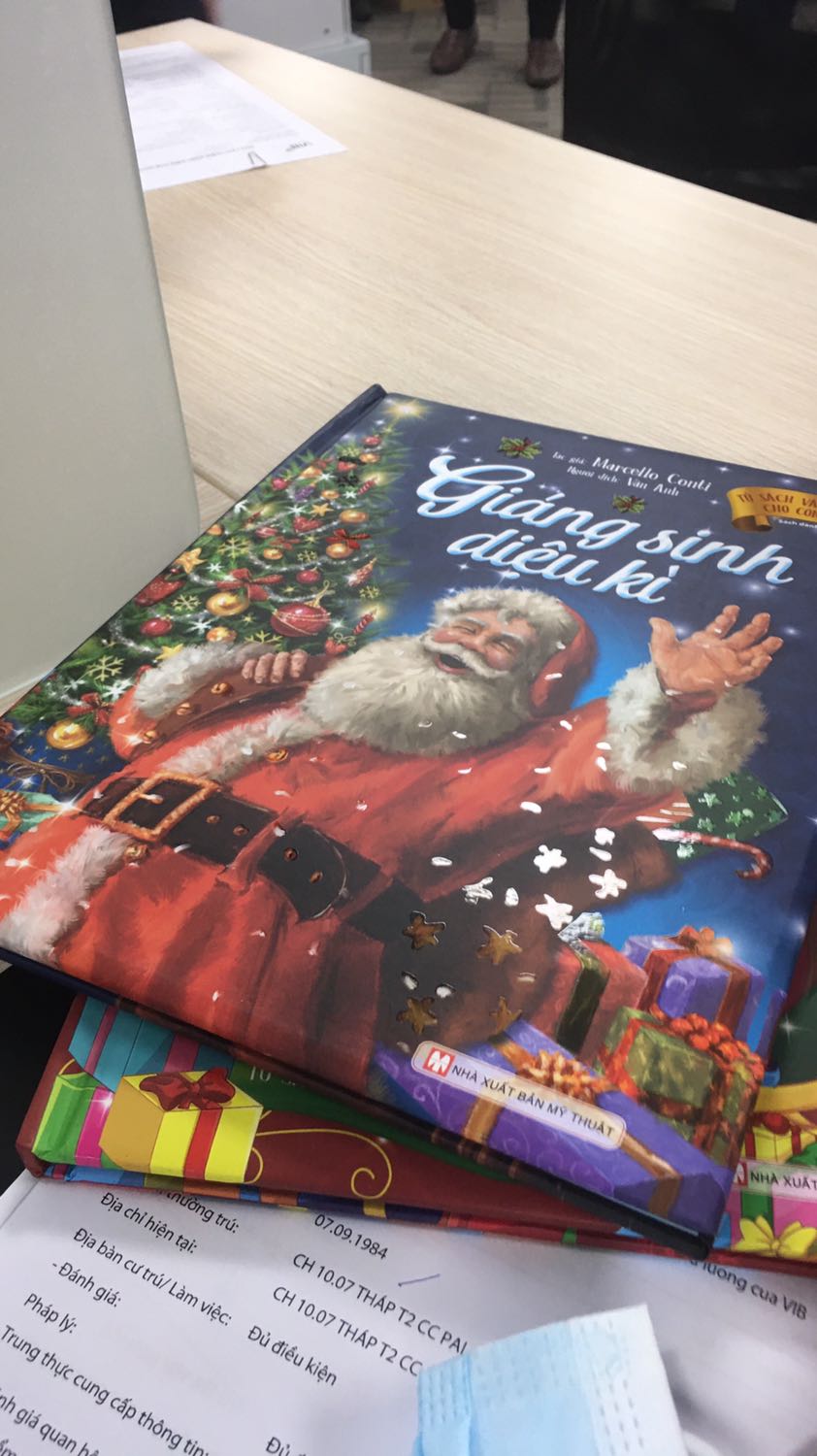 Sách đẹp và dày dặn, nội dung dễ hiểu gần gũi, phù hợp với bé tìm hiểu ông già Noel