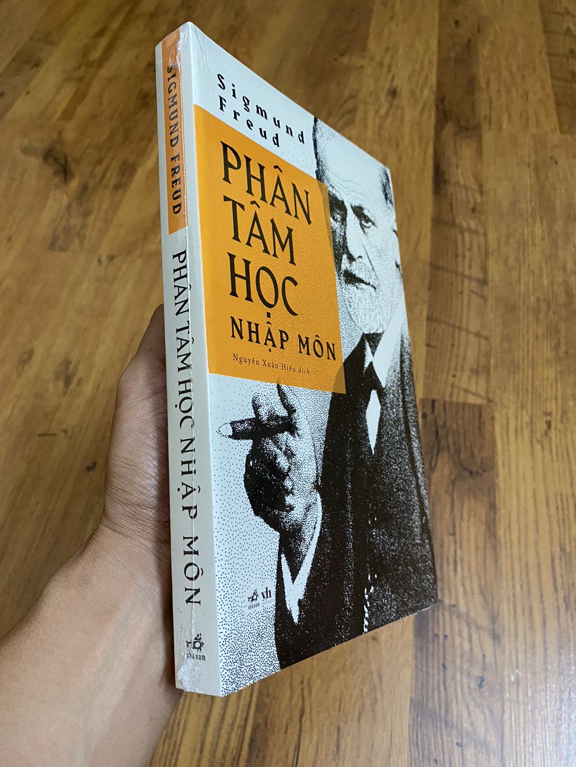 Sách mới tinh, nguyên seal, đến tay ko chút cấn móp gì. Giá sale rất tốt. Tks Tiki.