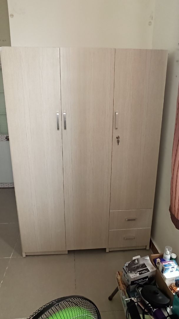 Tủ đẹp và chắc chắn, mình ở chung cư nên lên xuống hơi bất tiện, phòng mình hơi nhỏ nữa, nhưng 2 anh shipper rất thân thiện và nhiệt tình đã mang đến tận phòng cho mình. Rcm mn nên mua nhé