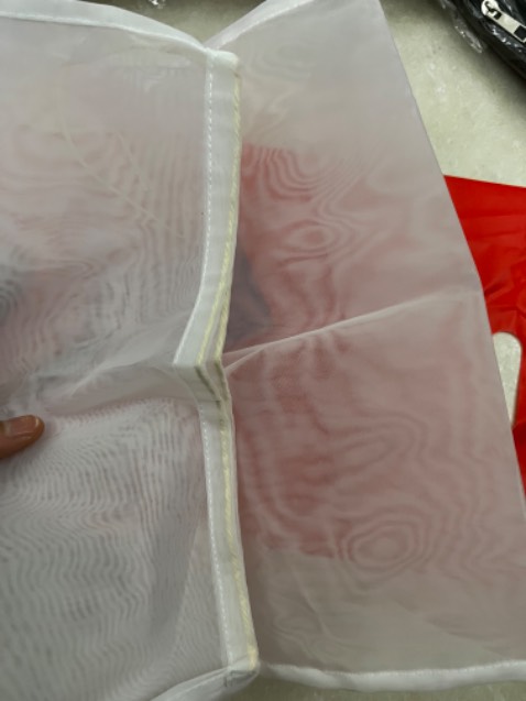 Sản phẩm giống hình, vải mịn đẹp, đóng gói cẩn thận mình nhận luôn được trong ngày. Săn sale 9/9 nên đc giá quá hời. Mình lọc thử thấy khá ok lọc bã tốt nhưng sau khi dùng thì có dính màu nên mọi người nên giặt sạch để túi lọc không bị ố màu. Cho shop 10₫ lần sau ủng hộ tiếp !!