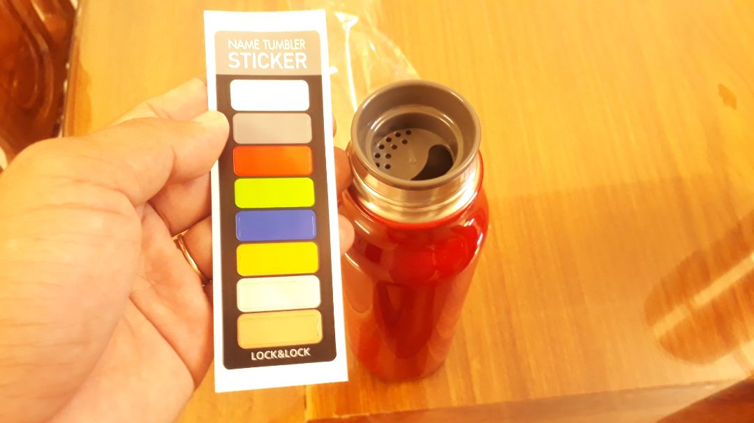 Mình đặt hàng và nhận hàng rất nhanh, có 2 ngày nhận được, bình rất đẹp, dưới đáy có đế cao su nên để trên bàn nghe rất êm, ko tạo tiếng động, và giữ ko cho trợt . còn về mùi nhựa thì chỉ xó nắp có mùi nhẹ tí, nhựa phải hôi nhựa thôi nên thấy bình thường, mình ngâm nước ấm tí là hết