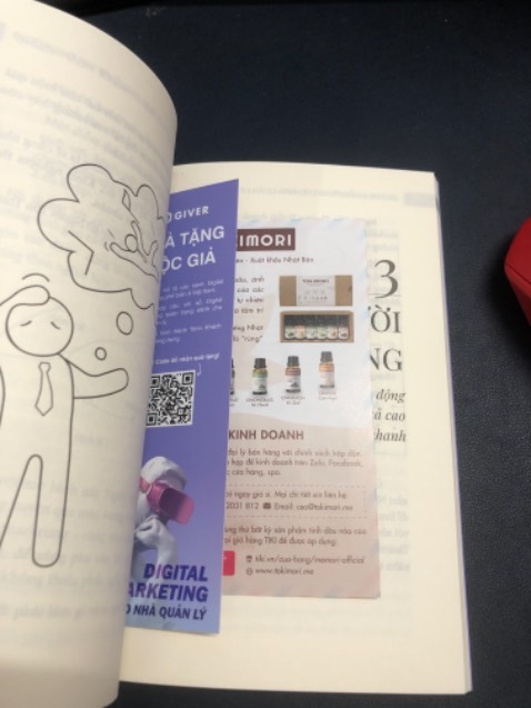 Nói thật là mình cũng đang khởi nghiệp, đang quản lý một team 4 bạn làm Marketing, vừa làm vừa học. Nhiều lúc những quyết định làm tiêu tốn nhiều nguồn lực mà k cho ra kết quả tốt, cũng nản thật sự. Bữa mua cuốn sách này cũng chỉ hy vọng tìm được một giải pháp gì đó. Nhưng cái mình nhận được nhiều hơn cả vậy. Cuốn sách giúp mình định hướng lại những gì mình đang làm và sẽ làm. Cũng như có những ưu tiên tốt hơn chứ không phải cái gì cũng làm hết. Tầm mấy ngày gần đây. Thấy tiến độ công việc có vẻ ổn hơn và đi theo chiều hướng tích cực hơn. Kinh nghiệm thực chiến của anh Phong phải công nhận là xịn, và mình có thể áp dụng triệt để (cũng tuỳ tình huống cụ thể, chứ mình không bê nguyên xi). Năm nay cũng gọi là cách mạng 4.0 5.0 rồi, dù hơi có tuổi xíu nhưng cũng phải học thêm về digital cho biết. Mà quản lý tụi nhỏ. Mình thấy cuốn sách này đáng mua và trải nghiệm. Biết đâu được năm nay hay chậm hơn là năm sau đạt được mục tiêu doanh số 10 tỷ đầu tiên.