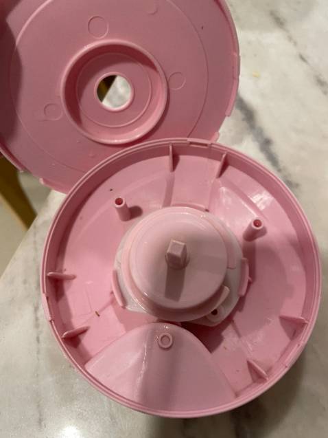 khi xay ko có nước thì bị dính, nếu có nước nó bay vào trong cực dơ mà khi tháo ra mới biết, vỏ mỏng, đổ nước sôi vào để vệ sinh bị nứt