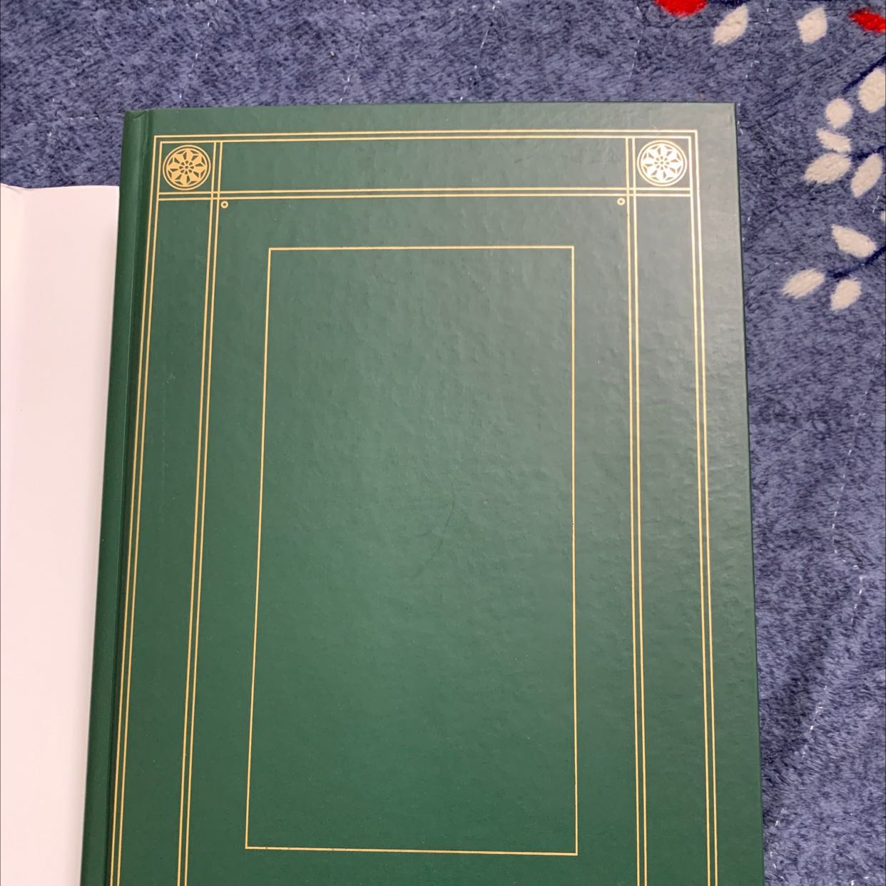 Ấn phẩm xuất sắc về hình thức. Bìa đẹp, gáy đẹp, giấy siêu đẹp, postcard đi kèm cũng xuất sắc. Thực sự là mình rata vui khi nhận được ấn phẩm này. Cảm ơn Đông A rất nhiều, cảm ơn TiKi rất nhiều vì mình mua được 3 ấn phẩm đặc biệt của Đông A với giá sale siêu yêu!