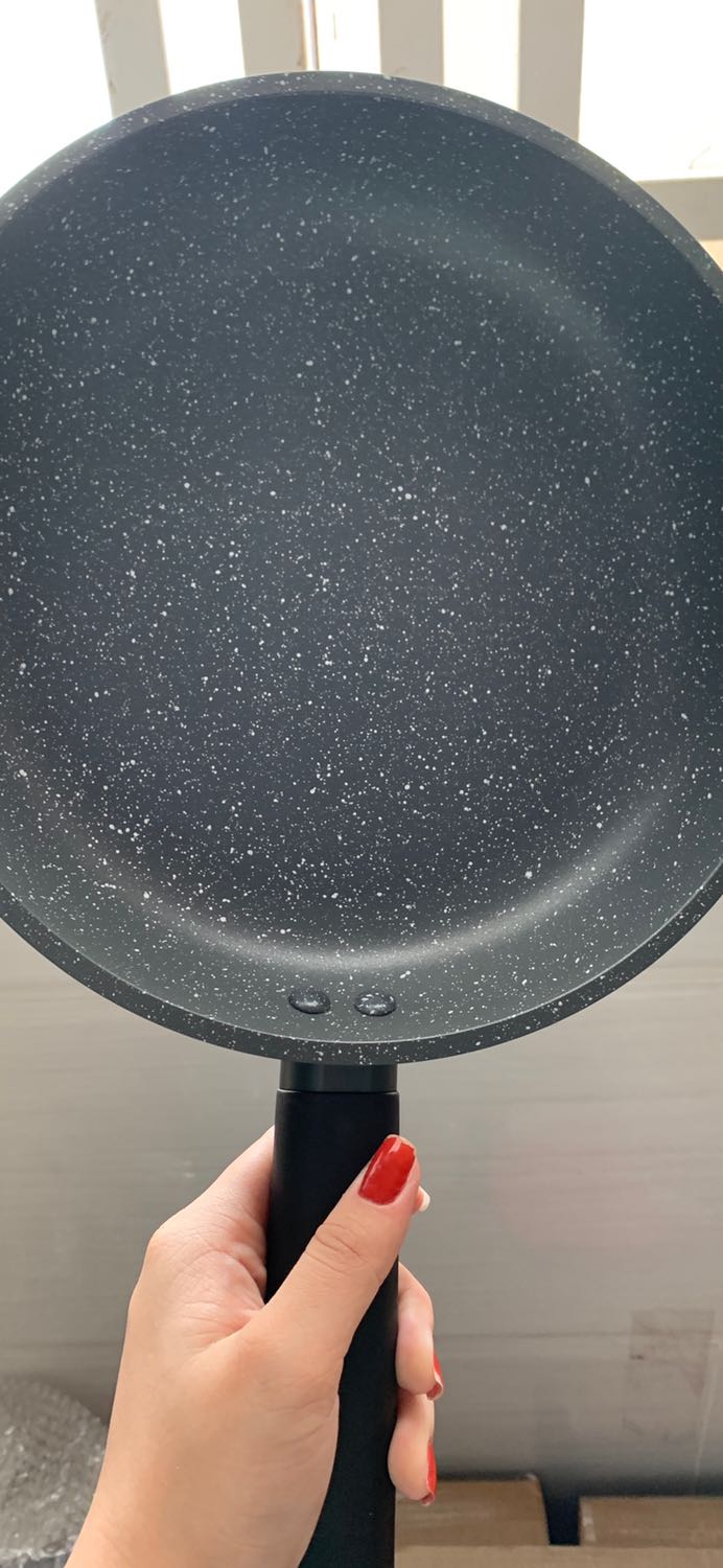 chống dính tốt, màu sắc đẹp vân đá nhìn sang giá ổn sài được bếp từ mà được chảo này ngon quá luôn 🥲😁😄😭😔😍👌😃😇😅🤣😍😉