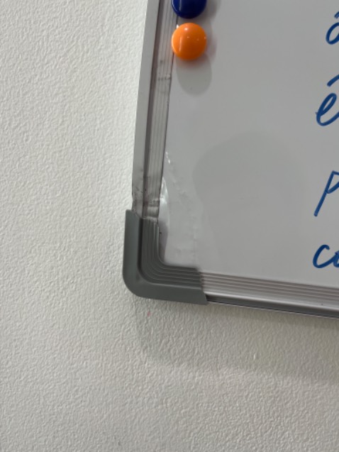 Bảng bị móp rất nặng trong khi lớp bọc carton bên ngoài lại không hề bị sao, móp 2/4 góc bảng, làm mình con gái phải tự tháo ra gò lại, mất hết một buổi luôn, hình chụp là đã gò lại rồi mới được như vậy.
Ko hiểu là có phải shop thấy mình ở xa nên cố tình gửi bảng lỗi không. Còn những đồ vp phẩm khác thì đều dùng tốt, giá cả phải chăng.