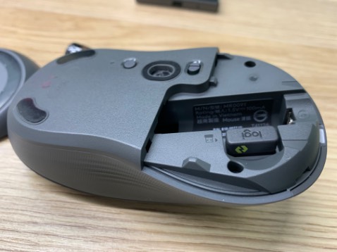 Chuột dành cho người cao 1m7 trở lên. Cầm vừa tay, cảm giác nhựa rất tốt, ngoại hình thực tế đẹp hơn hình trên trang chủ. Có Bluetooth tiện lợi, tải Logi Options+ để kích hoạt tính năng cuộn mượt smartwheel.