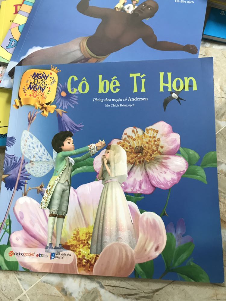 Sách vẽ phong cách hoạt hình hiện đại. Lời văn ngắn gọn. Mình chỉ thắc mắc sao là “phỏng theo truyện cổ Andersen”.