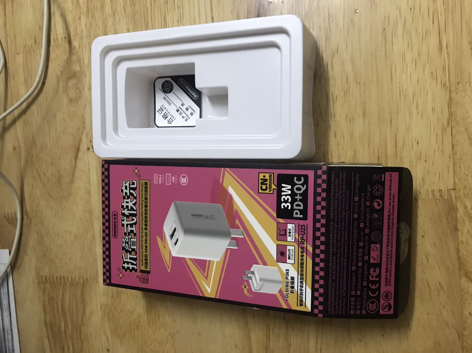 Tiki vẫn giao nhanh
Hơi thất vọng, hàng nội địa TQ, ko phải bản thương mại
Sạc cũng khá nhanh, ip7 vừa xài vừa sạc 25p~ 40%
Màu sắc thì hơi nhạt, nên mua màu trắng hoặc đen
Độ bền chờ time text tip