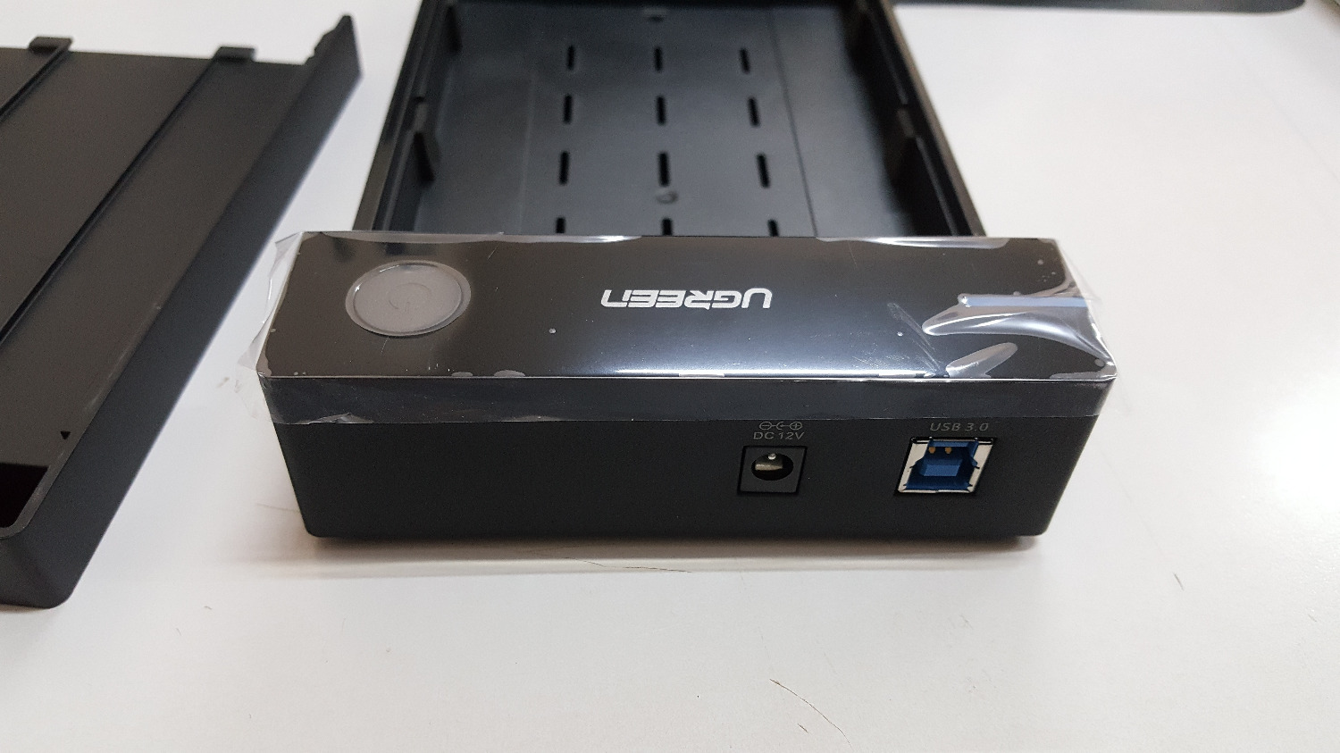 Hàng của Ugreen mình mua trước đến giờ trên Tiki chất lượng đều rất ổn. Lúc đầu đặt hàng ở nơi khác thì bị báo hủy nên hơi lo lắng (với shop khác). Tuy nhiên lần sau đặt hàng ở shop này thì được. Tiếc rằng hàng không còn seal, chắc shop bóc ra để dán tem bảo hành. Mình kết nối với ổ cứng Green WD 3,5 rất ổn, nhận nhanh không cần set up gì thêm. Vỏ hộp chắc chắn, tuy nhiên khi lắp ổ cứng vào mình nghĩ vẫn nên chèn thêm 1 chút bằng giấy hoặc mút vì không có vít bắt ổ cứng vào hộp. Nói chung là ổn Hàng của Ugreen mình mua trước đến giờ trên Tiki chất lượng đều rất ổn. Lúc đầu đặt hàng ở nơi khác thì bị báo hủy nên hơi lo lắng (với shop khác). Tuy nhiên lần sau đặt hàng ở shop này thì được. Tiếc rằng hàng không còn seal, chắc shop bóc ra để dán tem bảo hành. Mình kết nối với ổ cứng Green WD 3,5 rất ổn, nhận nhanh không cần set up gì thêm. Vỏ hộp chắc chắn, tuy nhiên khi lắp ổ cứng vào mình nghĩ vẫn nên chèn thêm 1 chút bằng giấy hoặc mút vì không có vít bắt ổ cứng vào hộp. Nói chung là ổn