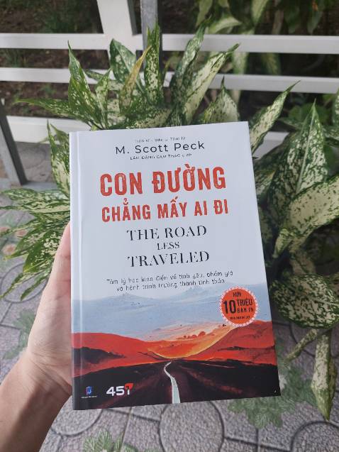 Mình đọc được vài chương đầu trên ebook và thấy muốn mua bản sách giấy để nghiền dần =]]. Lâu rồi không đặt sách trên Tiki, quay lại thấy giá tốt nên chốt đơn luôn. Thấy tiki bây giờ đóng sách cẩn thận hơn hồi trước, về tới tay sách vẫn nguyên vẹn. Không có gì để phàn nàn =]]