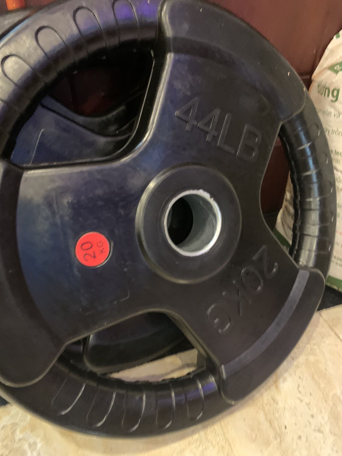 Thông tin hàng Thái Lan, nhưng không có thông tin nào của Thái cả, bao bì toàn là tiếng Trung Quốc. Không có tem lưu hành hay bất kỳ thông tin gì về hàng hoá.