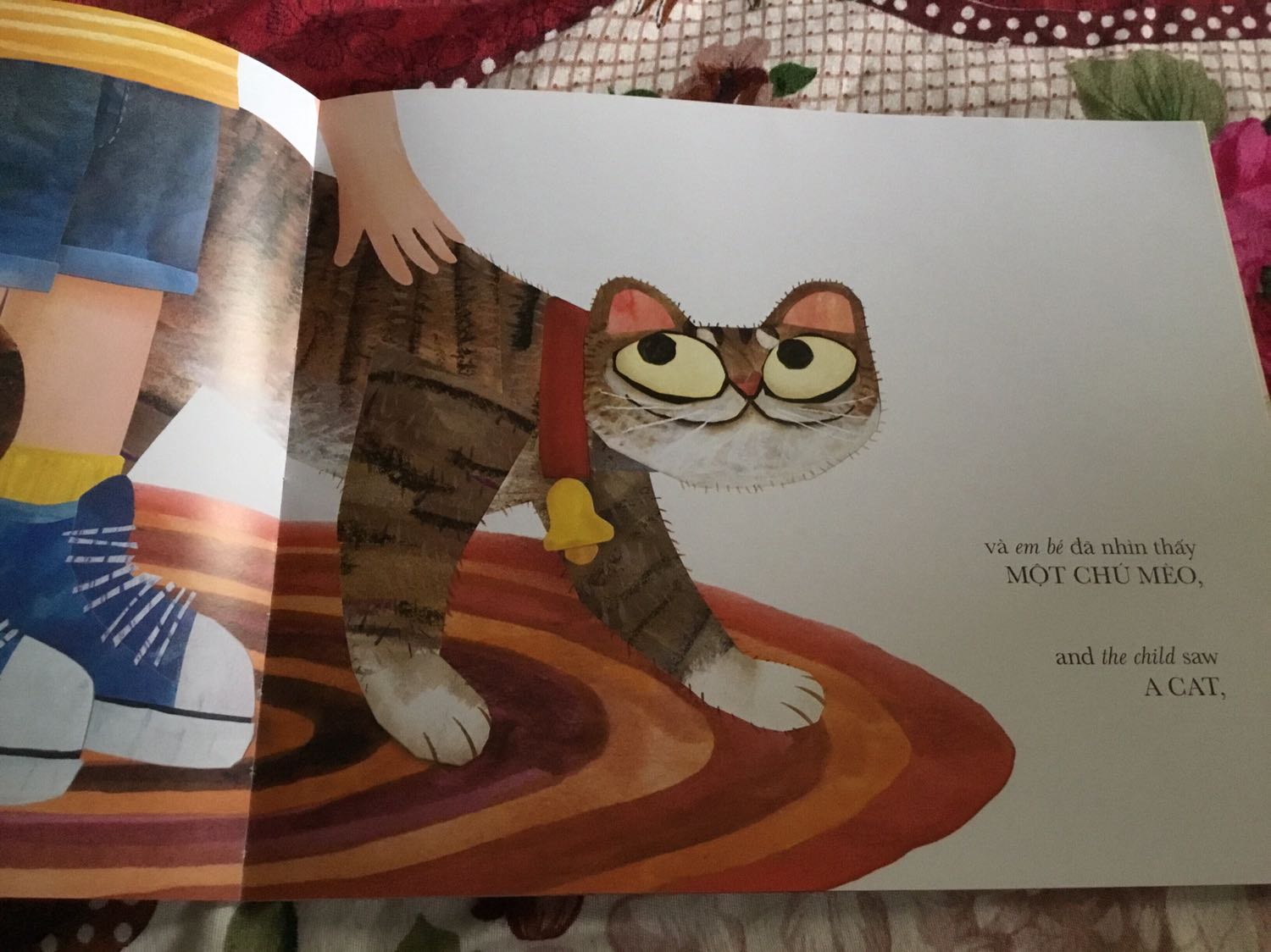 Chú mèo qua góc nhìn của các sinh vật khác nhau mang hình ảnh khác nhau. Độc đáo và thú vị là những j mình muốn bình phẩm về cuốn sách sau 1 tg đọc cho con nghe mỗi đêm.  Với nội dung cực kì đơn giản, câu chữ lặp lại tưởng chừng nhàm chán nhưng lại được con trai mình lựa chọn đầu tiên cho mỗi buổi đọc sách. Mình rất muốn giới thiệu thêm cho con trai các quyển sách khác nhưng quyển sách này lại khiến con mình thích thú nhiều hơn cả. Các Mom có thể tham khảo và sưu tầm quyển này cho bé nhà mình nhé.
Dạy con điều hay- Walking brain