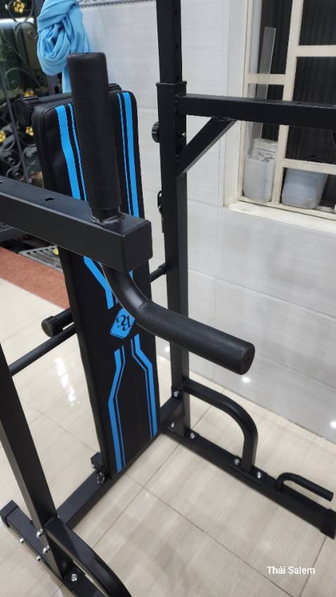 1.Khá ổn về mẫu mã, chất lượng chưa biết kkk. Giao hàng đầy đủ, đóng gói tốt.
2. Khi bắt ốc vào, siết vừa tay, ko là móp các ống trụ vuông, chú y có 4 miếng thép dài đê ghép vào chân đế.
3. Người cao dưới 1.75m hít xà là vừa, chân ko chạm đất, người nặng trên 80kg thì nên bắt cố định chân đế xà sẽ đỡ rung lắc.