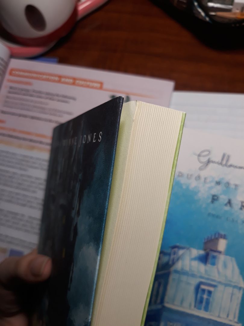 giao hàng rất nhanh dù đang dịch, nhưng lúc khui hàng thì hết hồn, 3q mình đặt đều không có màng bọc gì hết. nhưng cũng may là cả 3 không có vẻ móp méo quá nghiêm trọng cả vì mình không quá khó tính, cộng thêm mình mua được với giá khá rẻ nên chất lượng có hơi ... 1 chút.  
về nội dung thì ai xem qua bản hoạt hình được chuyển thể bởi Ghibli thì cũng có thể đoán được. tóm lại vì cả 3q về nội dung thì mình rất ưng nên mình sẽ bỏ qua thiếu sót trong khâu đóng gói mà đánh giá 5 sao nhé, nhưng lần sau khâu đóng gói được chỉn chu hơn thì mình mới thật sự cảm thấy hài lòng khi được trải nghiệm mua hàng trên tiki.