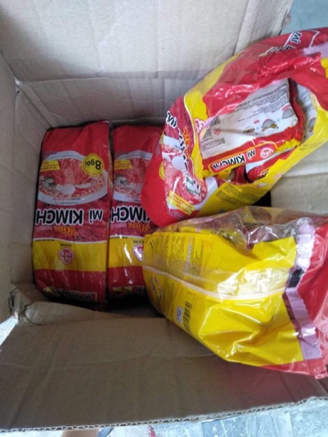 Đặt hàng từ tháng 8, do tình hình dịch bệnh, giãn cách nên tới hôm nay 24/9 mới giao nên cũng k nói gì. Nhưng khi hàng giao tới, 4 lốc thì có 1 lốc đã bị mở, còn bị mất 2 gói trong đó, chỉ được shipper thân thiện. Giờ k biết là lỗi bên shop hay bên nhận nhưng hy vọng shop sẽ kiểm tra kĩ hơn