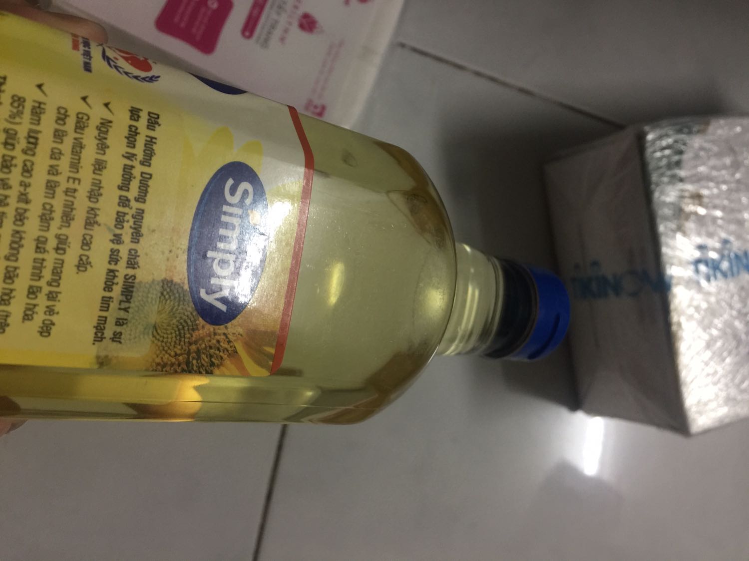 Giao nhanh, hạn còn xa. Dùng tốt sức khoẻ, bữa dùng dầu hạt cải nhưng kiếm không thấy trên Tiki nên đành chuyển sang hướng dương. 
Nhưng hình như chai này từng được dán keo với sản phẩm nào khác nên tháo nilon ra xong còn dấu keo tùm lum. ?