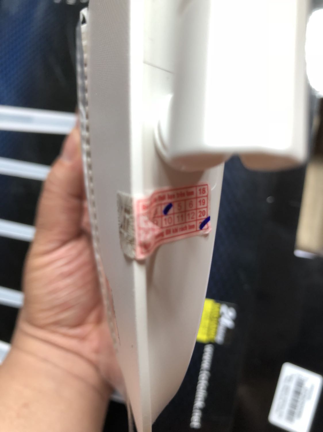 Mới đặt 1 ngày đã nhận trước lễ 30/4 ( ngày 26 đặt, ngày 28 đã nhận ) Tiki bọc kỹ tốt đến nỗi ko trầy gì cả. Kết nối mạng nhanh, tuy nhiên giao diện điều khiển router chỉ hiện đầy đủ khi vào trình duyệt Chrome. Chứ trình duyệt Safari thì ko hiện lên đầy đủ cả. Đèn theo dõi máy chỉ có 1 đèn nên rất khó biết có tín hiệu mạng, đèn cổng Lan thì chuyển về phía sau máy. Máy này ko có sẵn lỗ treo tường. Tuy nhiên Tiki cần báo nhà bán hàng AnNgoc khắc phục cái tem Bảo Hành dán vào chỗ dễ bị bung như hình kèm theo, nên dán chỗ phẳng mới ko bị bung tem rách nữa. Dán thế này thì sao mà bảo hành được. Cảm ơn Tiki đã giao nhanh, rất hài lòng...