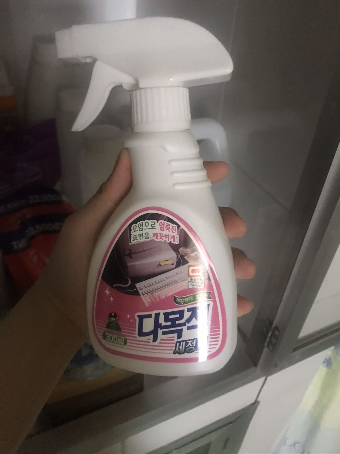 Xịt lau sạch chut yếu mua để dọn bàn làm việc