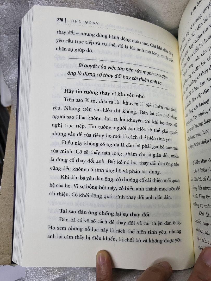 Đọc được 1/3 cuốn sách và ngỡ ngàng "ồ hóa ra đàn ông khác biệt với đàn bà đến vậy". Cảm thấy tiếc nuối cho những mối tình rời xa nhau vì không hiểu nhau. Sách rất hay và cần thiết cho những cặp đôi muốn xây dựng cuộc sống vợ chồng hạnh phúc. Nhưng chỉ phù hợp với những ai có tư tưởng tiến bộ và thực sự yêu thương nhau thì mới có thể áp dụng được. Còn ai có tư tưởng bảo thủ hoặc kết hôn vì mục đích nào đó thì đọc sách này cũng vô nghĩa. Sách ko cổ xúy cho việc "đàn ông phải thế này, đàn bà phải thế kia", sách không ép buộc bạn chấp nhận những tính xấu của đối phương. Mà là chỉ ra những khác biệt để bạn hiểu và dung hòa, để bản thân bạn dịu dàng hơn khi đối mặt với những tình huống khó chịu trong cuộc sống. Khi bạn thực sự yêu ai đó, bạn mới có thể kiên nhẫn đọc để hiểu hơn về họ, cảm thông cho họ, và yêu thương họ, yêu cả những điểm khác biệt của 2 giới tính...