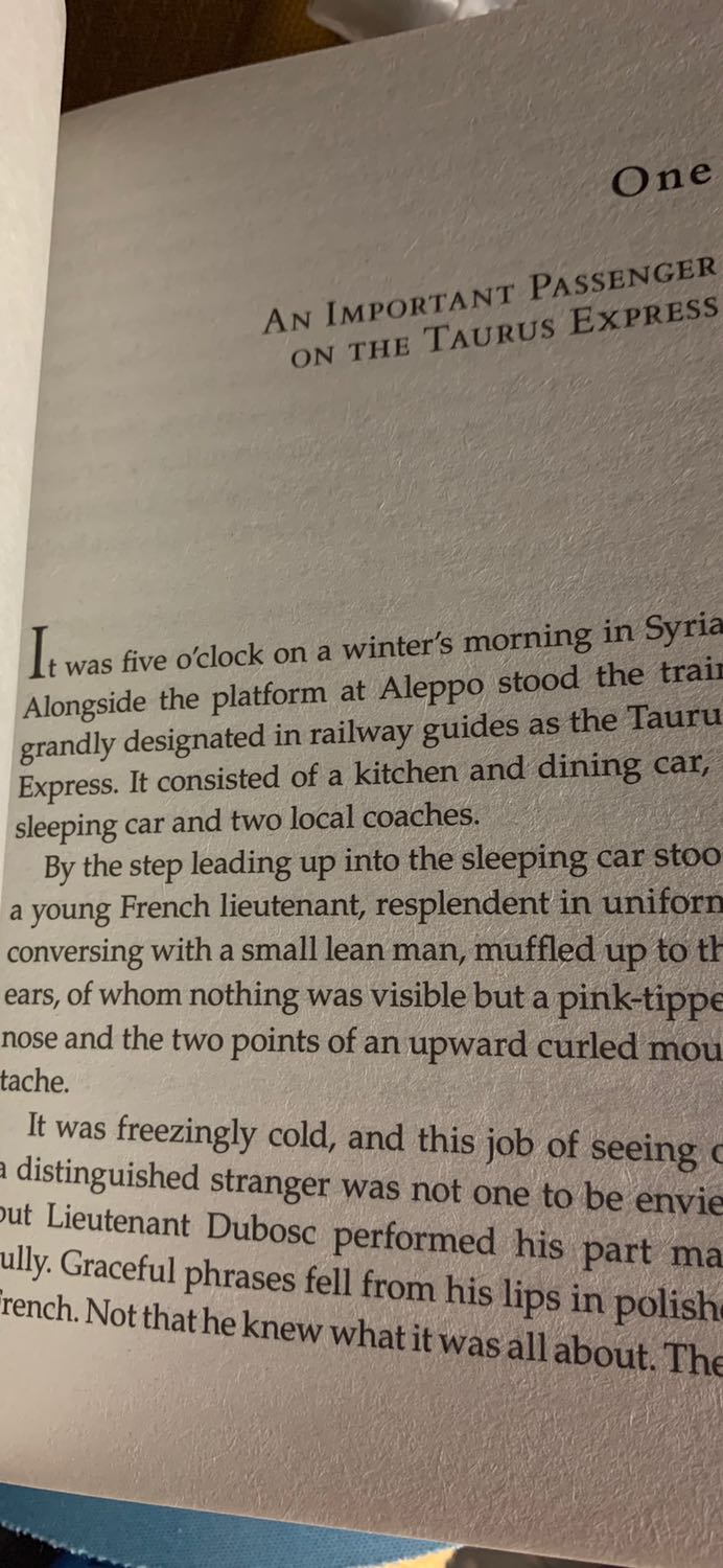 Sách nhỏ, gọn, nhẹ. Chữ in đẹp, rõ nét, dễ đọc. Giá sale khá ổn áp. Nội dung truyện siêu cuốn.