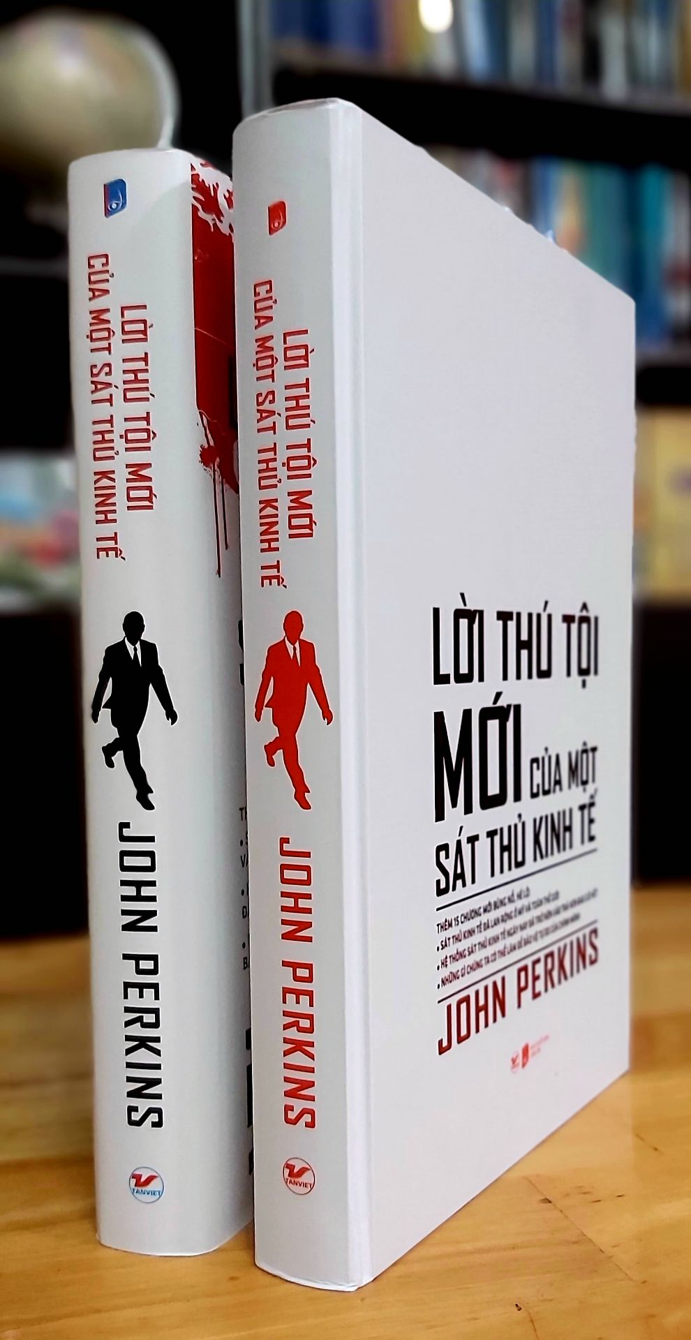 "Cuốn sách này tiếp nối tác phẩm kinh điển bán chạy hàng triệu bản của Thời báo New York, được bổ sung mười lăm chương mới với những thông tin đột phá, viết tiếp câu chuyện thời hiện tại của những sát thủ kinh tế, những tên *** săn và đáng sợ thay, ở ngay tại nước Mỹ. Đồng thời, cuốn sách cũng trao cho chúng ta hy vọng và công cụ để đáp trả. Một câu chuyện tự thuật đáng kinh ngạc, được đích thân một sát thủ kinh tế ( EHM ), tác giả John Perkins, chia sẻ thêm những tình tiết mới về cách mà ông cùng các đồng nghiệp đã *** các quốc gia trên khắp địa cầu hàng ngàn tỷ đô la. Tác giả cũng tiết lộ “căn bệnh ung thư chết ***c” sát thủ kinh tế mà ông tham gia tạo dựng nên, đã từng bước lan tỏa sâu rộng ở nước Mỹ và khắp mọi nơi. Việc này tạo thành một hệ thống domino về kinh tế, chính phủ và xã hội ngày nay, Sau cùng, ông cũng đưa ra quan điểm về những gì mỗi người có thể làm để thay đổi điều đó."