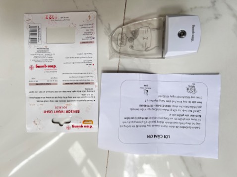 Đã mua của shop nhiều sp khác, dù ở khá xa mình nhưng vẫn ủng hộ, giao hàng nhanh, đóng gói kỹ, hàng Điện Quang quá chất lượng, có tem bảo hành chính hãng, đèn dùng cảm biến tự động rất nhạy, ánh sáng tốt, phòng 15m2 mà sáng 3w quá ok, thêm hình trang trí bạn mèo khá dễ thương. Giá thì chỉ 35k, cảm ơn shop