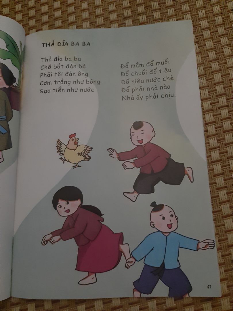 Sách rất to và đẹp. Hình vẽ minh họa cũng đẹp nữa. Các bài đồng dao trong sách thì hầu như đều là những bài quen thuộc hết. Các bố mẹ đọc cho bé rất hay.
