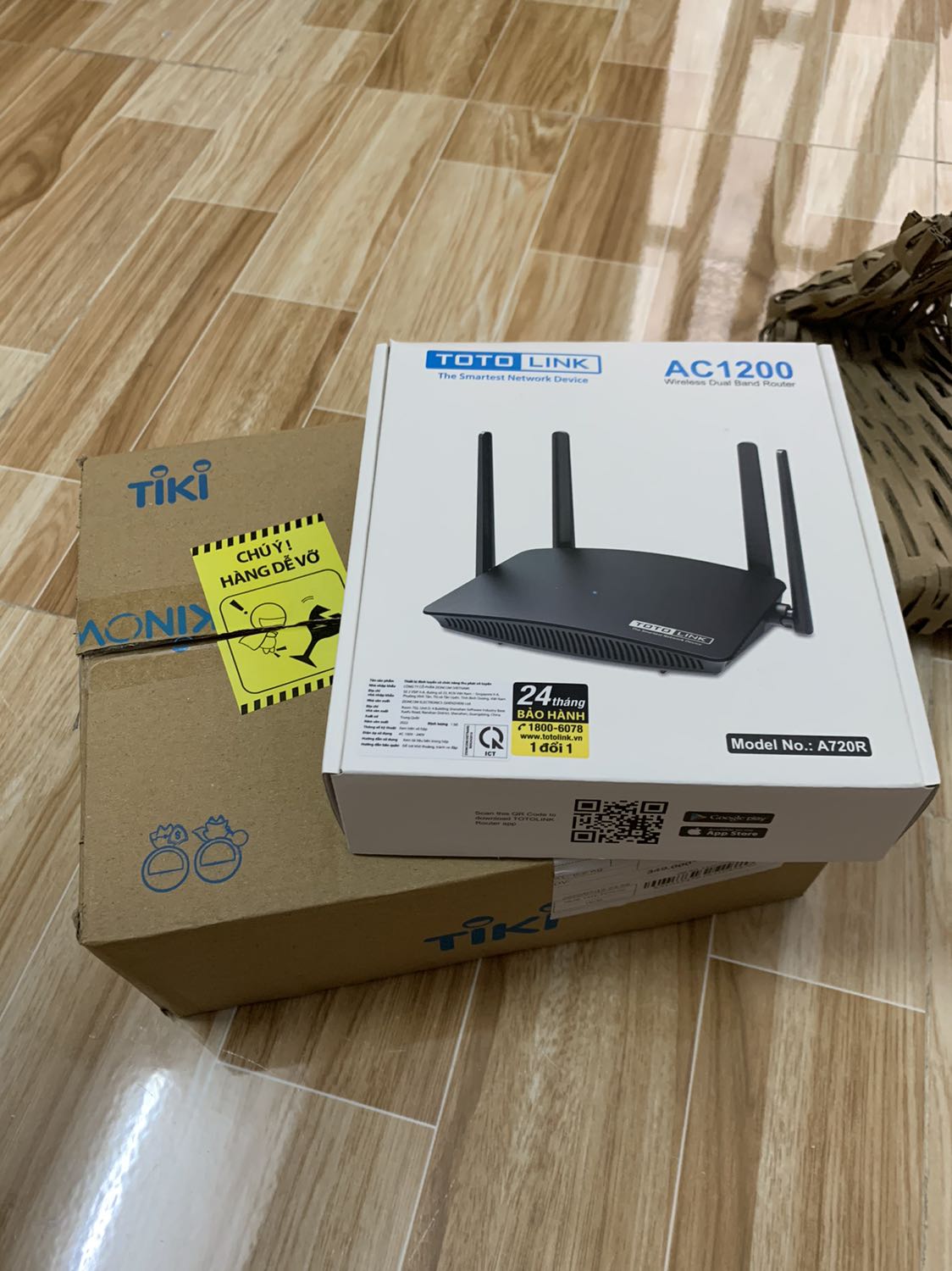 Giao hang dung lịch. Shop dong goi can than.  San phẩm đẹp gọn. Ket noi với moderm chính don gian. Nhà tôi 2 tầng, đặt router o tang 1, song Wi-Fi phủ đều cho *** tang. Can co thời gian su dung de biết độ bên của thiết bị