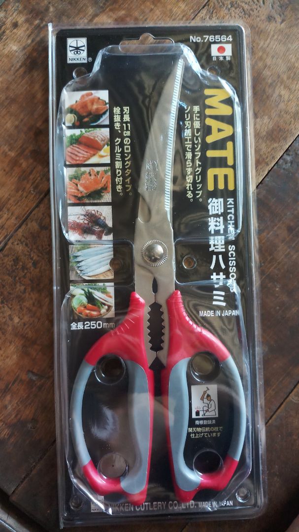 kéo cắt sắc nhé, hợp với những con gà, vịt bé