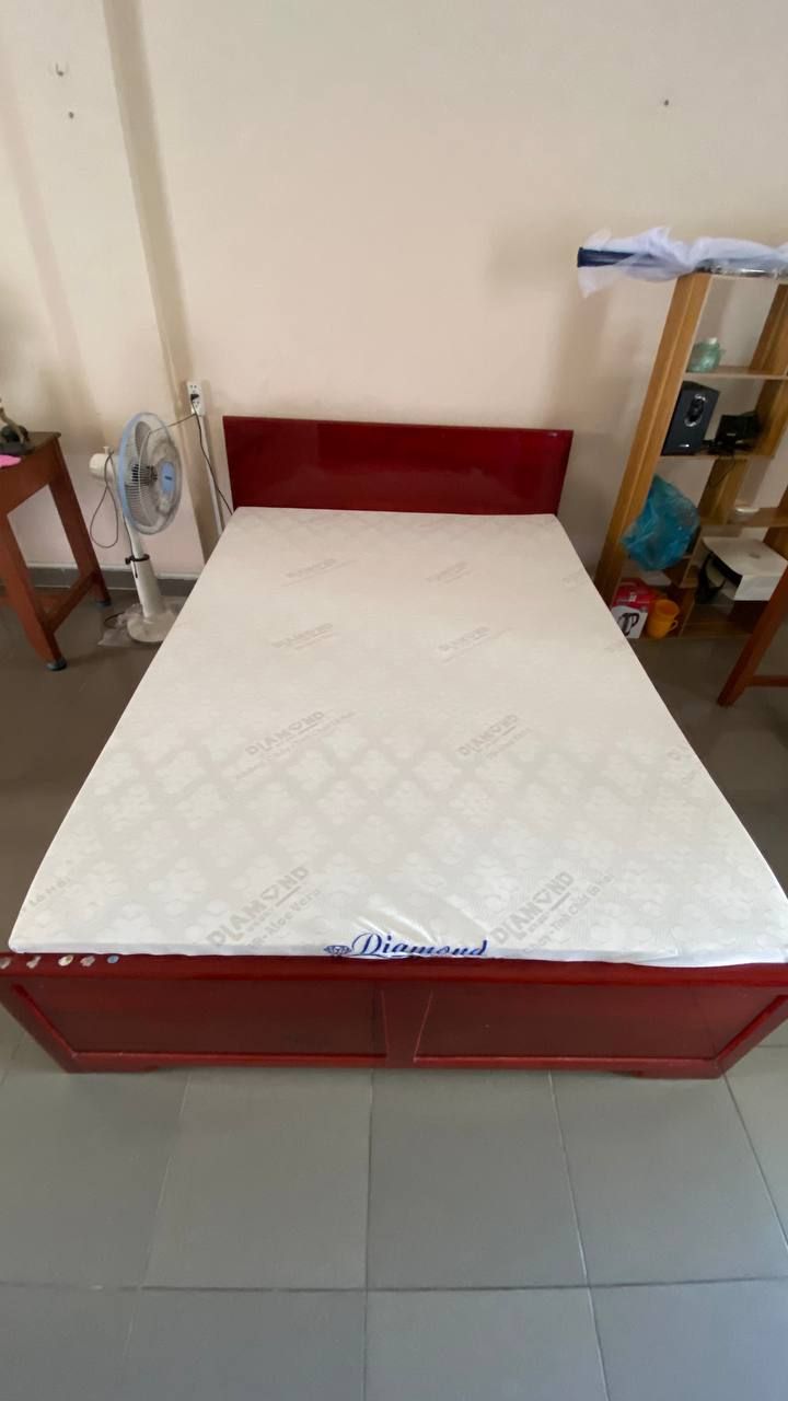 Hàng chính hãng, lần đầu mình mua nệm trên Tiki cũng khá yên tâm. Mình mua của shop Tam Tài Nhân, mình ở tỉnh nhưng shop hỗ trợ cũng rất nhiệt tình. Chất lượng nệm khá ok, mình rất hài lòng.