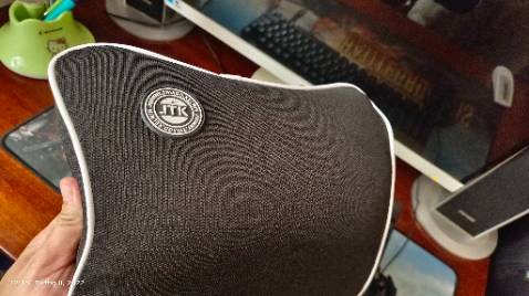 Thực tế sản phẩm hoàn toàn khác xa so với những thông tin mà người bán cung cấp. Thứ nhất sản phẩm này không phải được bọc da cao cấp mà là bọc vải thường. Thứ hai sản phẩm tôi nhận được không đúng như trong hình vẽ. Màu sắc cũng không giống tôi yêu cầu một cái màu đen chỉ đỏ thì rau về một cái màu đen viền trắng.