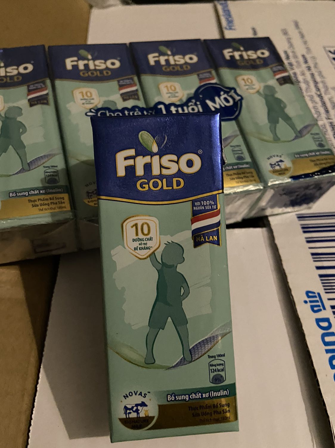 Bài quảng cáo để trên 2 tuổi mà giao thùng sữa cho trẻ từ 1 tuổi