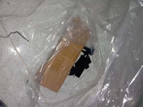 Máy hàn bị thiếu núm cao su vặn.
Tấm thủy tinh cho mặt nạ bị bể.
Nếu được, vui lòng gửi lại cho mình để sản phẩm được đầy đủ.