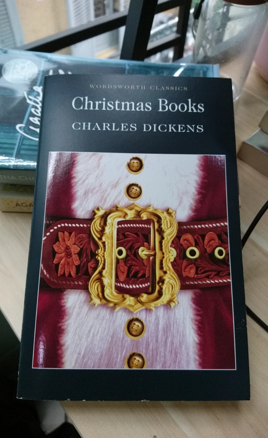 Tác giả kinh điển. Sách trực tiếp từ nước ngoài. Bìa có hình màu bóng đẹp.