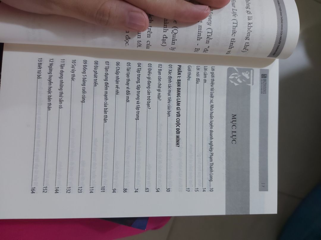 Sách bizbook luôn rất hay về nội dung, sách săn sale giá tốt 77k, còn seal, fahasa luôn là best nếu có sale giá ngon là hốt liền luôn . Mình chụp mục lục cho các bạn cần nha và 1 số trang nội dung.