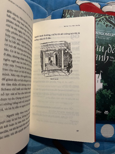 Lần đầu tiên mình đặt hàng từ Hà Nội giao TPHCM mà chỉ đúng 2 ngày đã nhận được hàng. Sáng nay mưa rất lớn nhưng gói hàng hoàn toàn khô ráo. Nhà bán đóng gói riêng từng cuốn rất kỹ. Mình cực kỳ hài lòng với dịch vụ của Tiki.