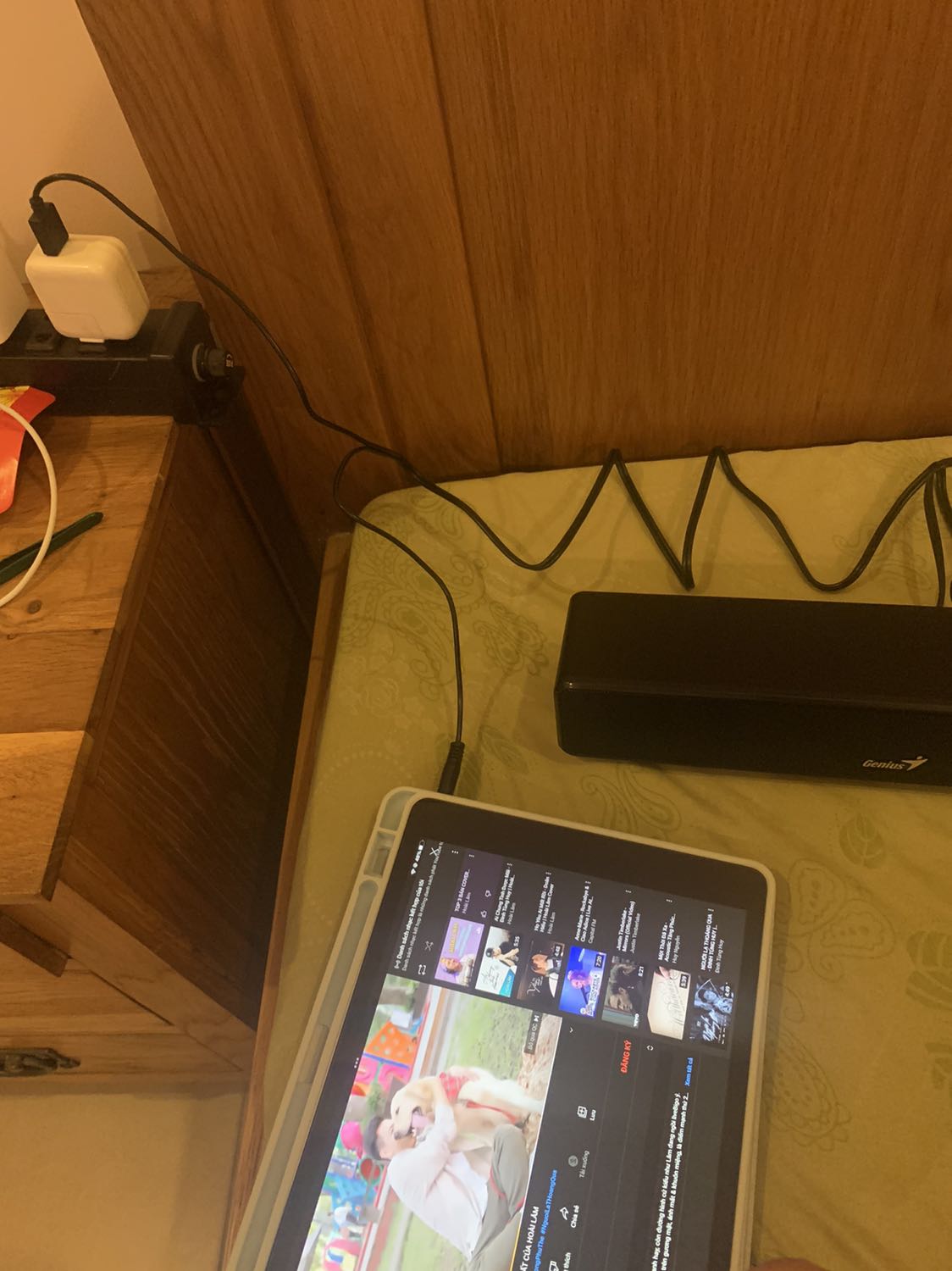 Dear Tiki customer service team,

Phản ánh chất lượng dịch vụ và sản phẩm của đơn hàng này:
Loa ko nghe được, dù đã thử cắm vào máy tính bàn và ipad có cổng kết nối jack 3.5mm, 

Vỏ hộp đóng gói là vỏ hộp cũ, móp mép đã tháo ra đóng lại nhiều lần, và không đi kèm (mất luôn) tờ giấy hướng dẫn sử dụng sản phẩm so với một hộp đầy đủ tiêu chuẩn thông thường (có clip trên YouTube), thiếu so với danh sách vật dụng bao gồm trong hộp được in trên vỏ hộp

Đánh giá uy tín shop bán sản phẩm này là kém, 
Team chăm sóc khách hàng vui lòng làm việc lại với nhà bán KoyShop về trường hợp đơn của mình, và hỗ trợ đổi sản phẩm mới không bị lỗi sớm nhất có thể!

Mong nhận được hồi âm từ Tiki sớm, cảm ơn các bạn!