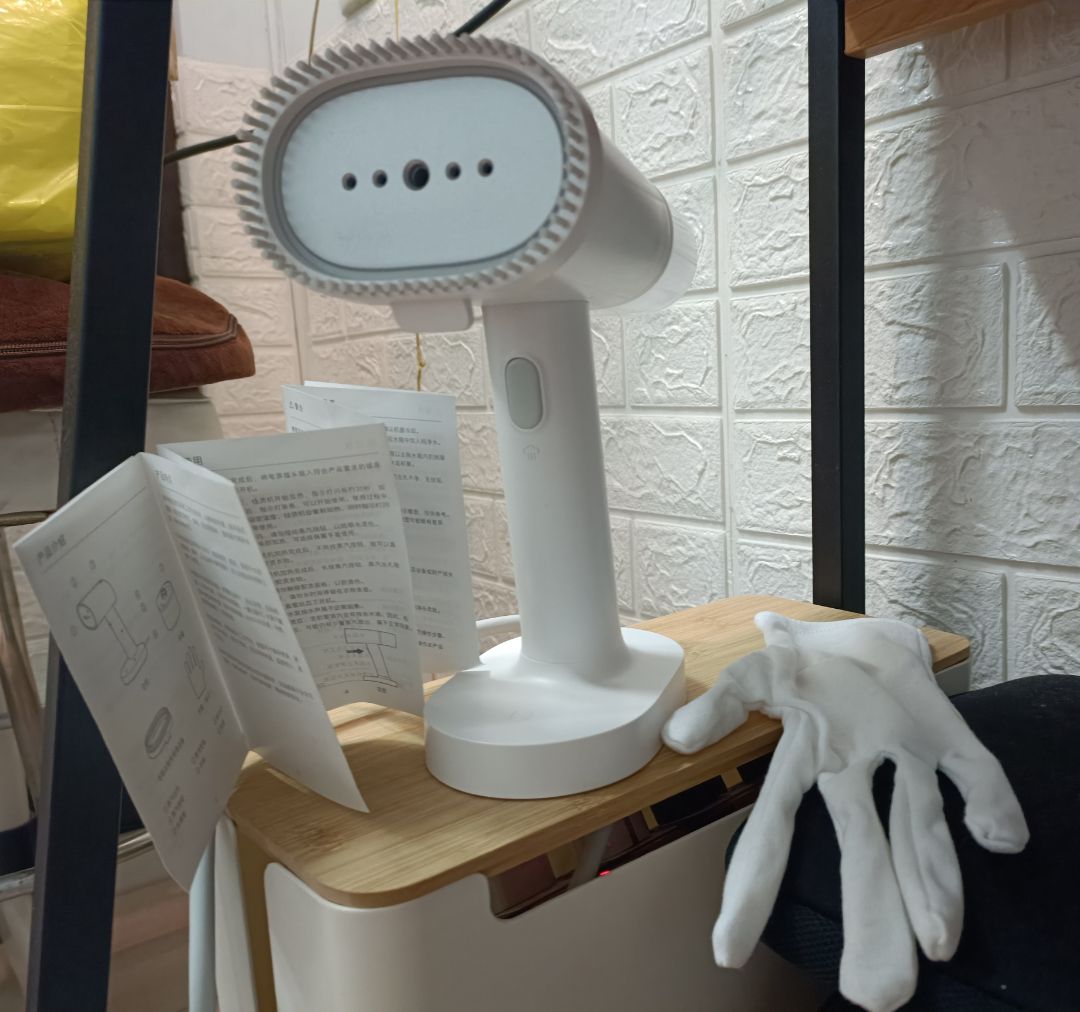 Khá hài lòng về chat lượng
Bàn ủi lên hơi nhanh, ủi thẳng các nếp nhăn li ti. Ủi nhanh hay chậm cxng tùy vào chất liệu vải nhưng nói chung hiệu quả.
Lưu ý size du lịch thôi nên lượng nước trong bình chỉ đủ ủi ~1 áo thôi