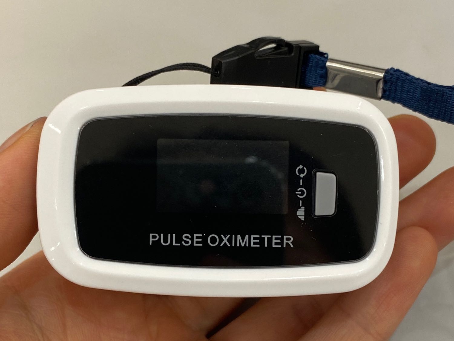 Máy giao nhanh, giao diện dễ sử dụng. Có phiếu bảo hành. Tuy nhiên, máy ko được giống với hình ảnh minh họa của vỏ hộp. Cụ thể bên hình minh họa có ghi tên của hãng, còn thực tế thì ko có tên hãng, màu của máy thực tế là màu đen còn hình mình họa màu trắng.